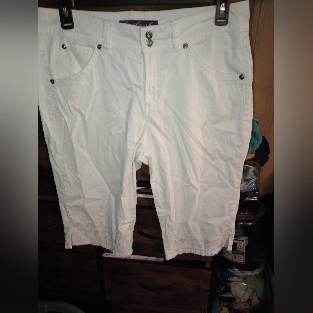White Gloria Vanderbilt capris